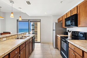 Frigorifero, microonde, forno, piano cottura