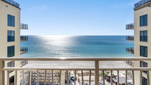 Ein Balkon mit Blick auf das Meer und einen Strand.