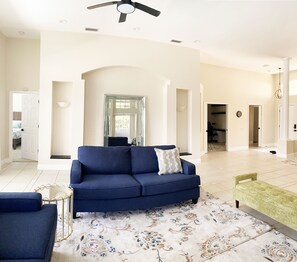 Smart TV, caminetto, studio