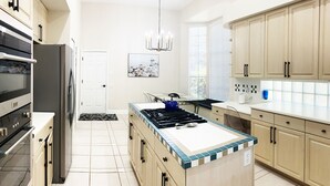 Een moderne keuken met een ingebouwde oven, een gasfornuis en lichtgekleurde kastjes.