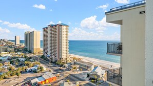 Ein Hochhaus-Hotel mit Blick auf einen Strand und einen klaren Meerblick.