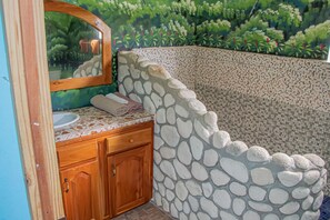 Deluxe Room | Bathroom