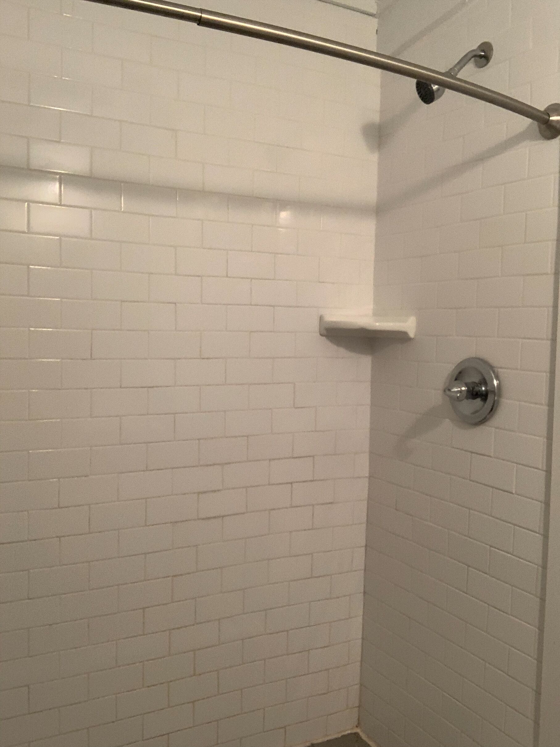Douche, serviettes fournies, papier de toilette