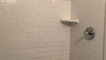 Douche, serviettes fournies, papier de toilette