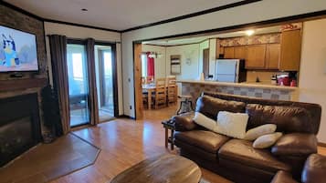 Smart TV, chimenea, reproductor de DVD y libros