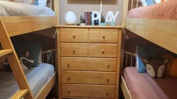 3 habitaciones, tabla de planchar con plancha, wifi y ropa de cama