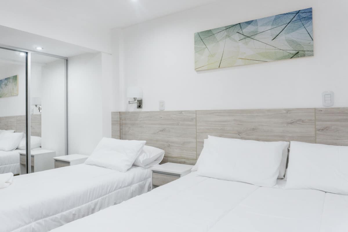 Dreibettzimmer | 1 Schlafzimmer, Allergikerbettwaren, Zimmersafe, Schreibtisch