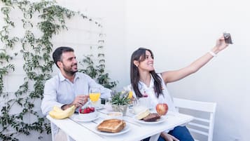 Free daily buffet breakfast