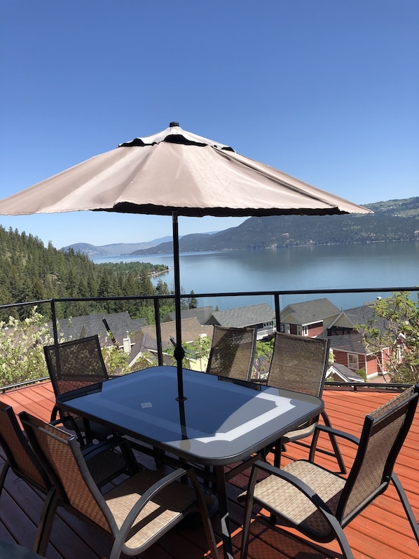 Outdoor dining - Modern cottage with spectacular view, sleeps 6- FINTRY BC (Kelowna)