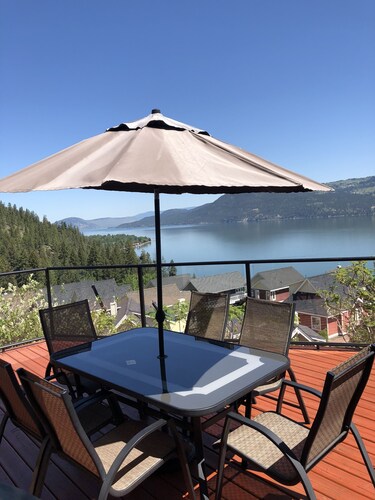 Modern cottage with spectacular view, sleeps 6- FINTRY BC
