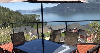 Modern cottage with spectacular view, sleeps 6- FINTRY BC