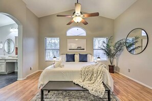 4 bedrooms, travel cot, WiFi - Putt In Paradise! Luxury 4bdrm, Patio Dining (Phoenix)