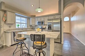 Fridge, microwave, oven, stovetop - Putt In Paradise! Luxury 4bdrm, Patio Dining (Phoenix)