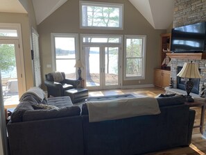 Smart TV, fireplace, stereo