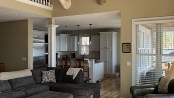 Smart TV, fireplace, stereo