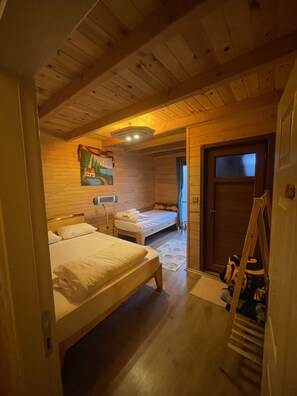 Basic-Dreibettzimmer | Hochwertige Bettwaren, Select-Comfort-Betten, Schreibtisch