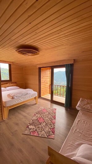 ベーシック トリプルルーム | 高級寝具、セレクト コンフォート製ベッド、デスク、WiFi (無料)