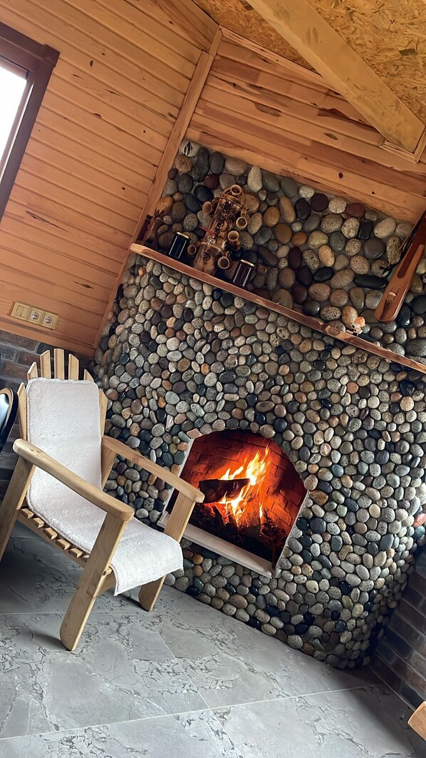 61 cmのLED テレビ (衛星放送視聴可)、テレビ