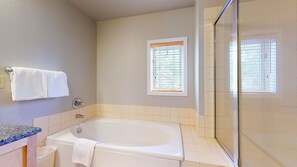 Combined shower/tub, towels