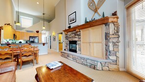 TV connectée, cheminée, chaîne hi-fi