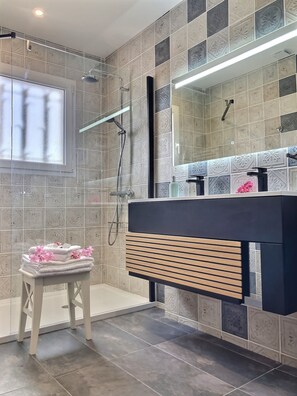 Chaumière Deluxe, salle de bain attenante, vue sur la montagne (La Tete Dans Les Nuages) | Salle de bain