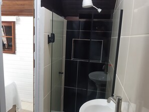 Chalet Premium | Bagno | Doccia, soffione a pioggia, set di cortesia firmato, asciugacapelli