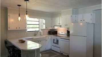 Kylskåp, mikrovågsugn, ugn och spishäll