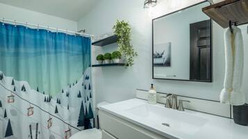 Ensemble douche/baignoire, sĂšche-cheveux, serviettes fournies, savon