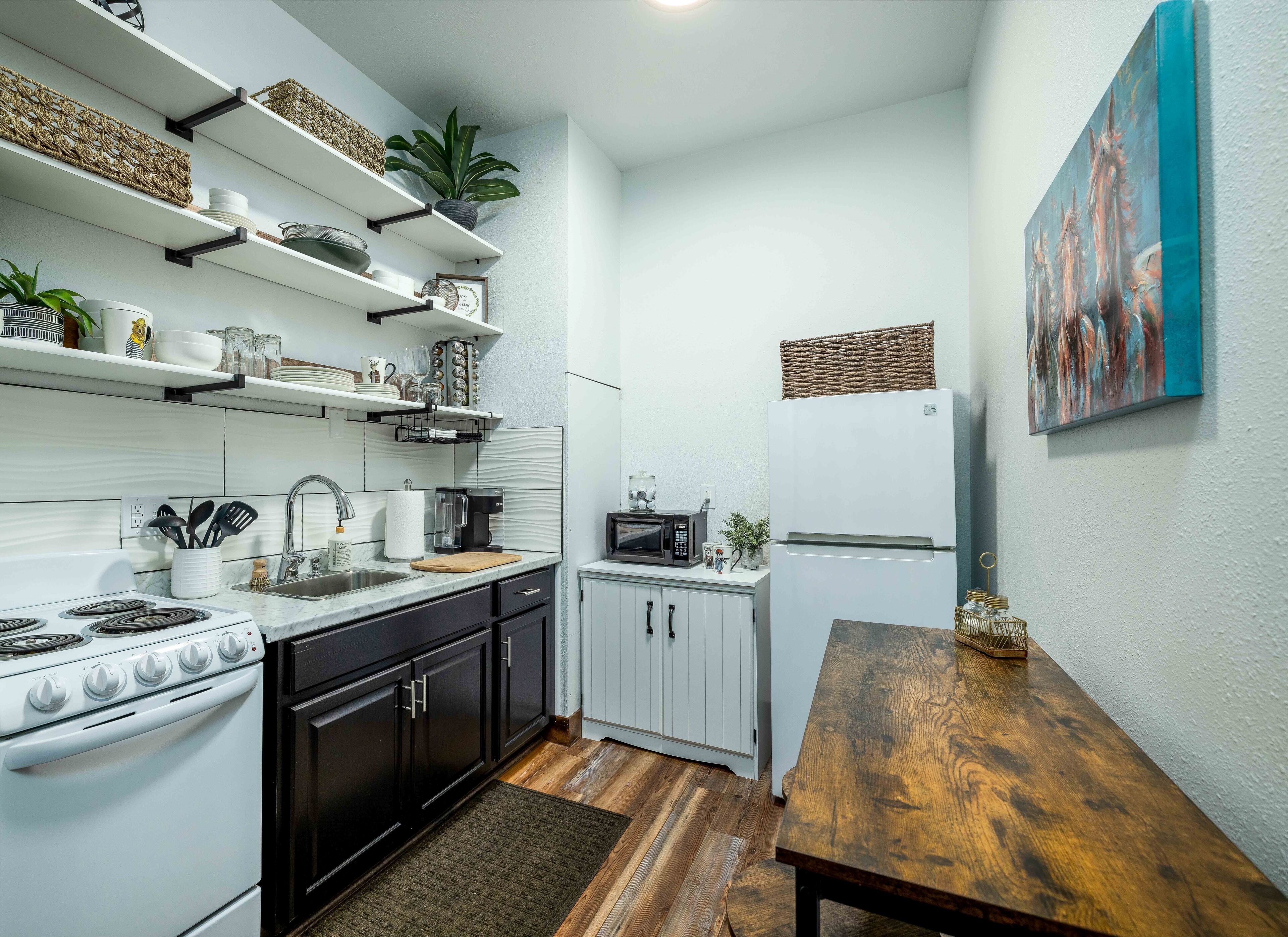 Réfrigérateur, micro-ondes, four, plaque de cuisson