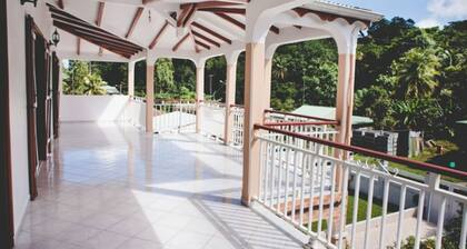 15 minutes from the most beautiful beaches! Large, airy apartment