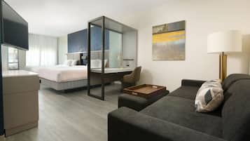 Een bureau, een laptopwerkplek, verduisterende gordijnen