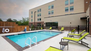 Piscine extérieure, accès possible de 7 h à 22 h, parasols