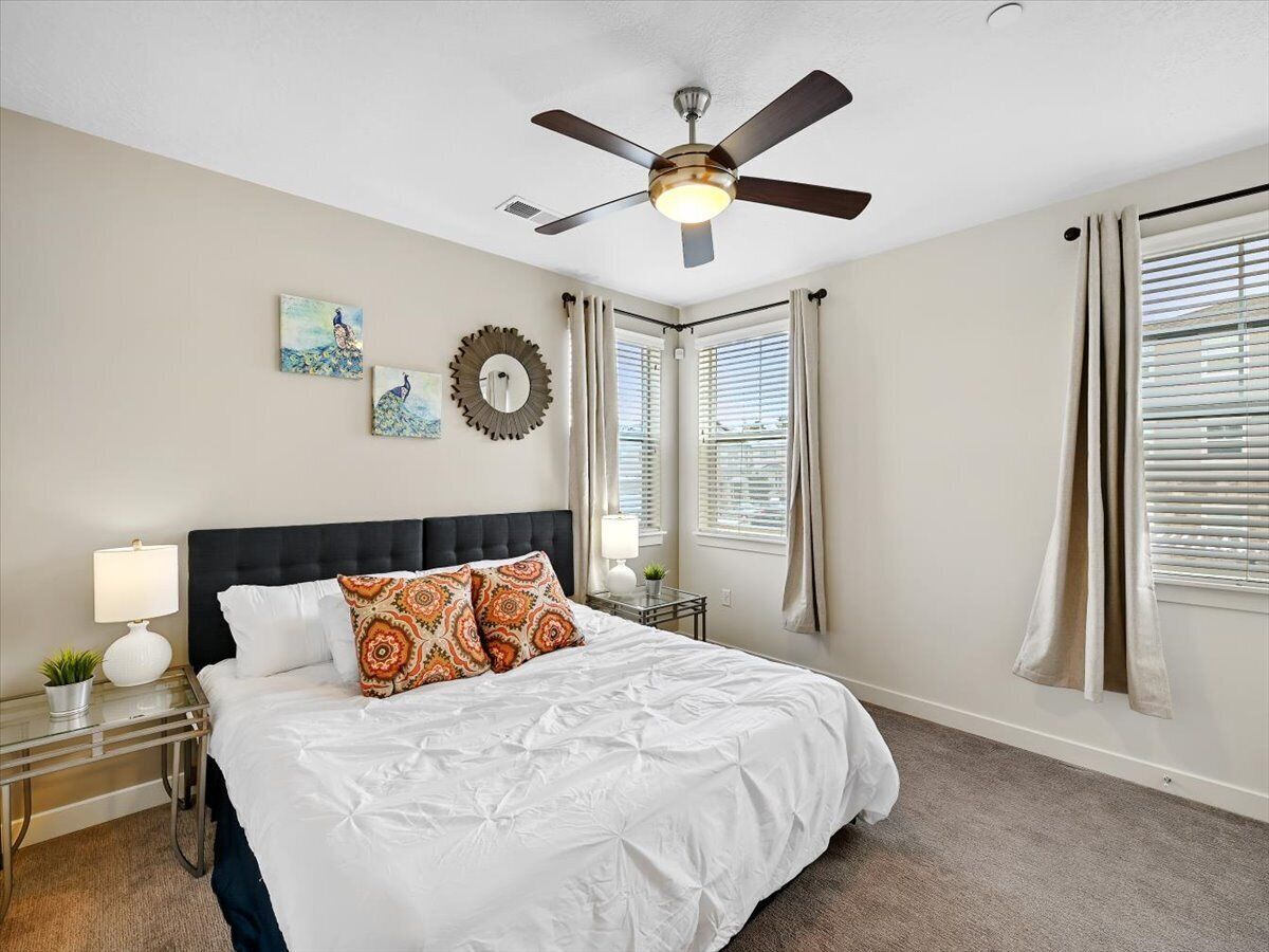 Easy Access to I-15, Comfy Bed, Pool/Hot Tub, Gym