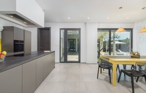 Réfrigérateur, four à micro-ondes, un four, surface de cuisson