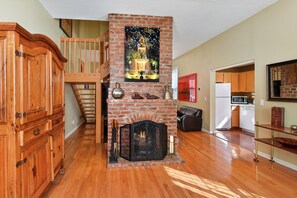 Interior - Unit 2 Historic Irvine Park House near West 7th Bars, Restaurants, Xcel, River  (Saint Paul)