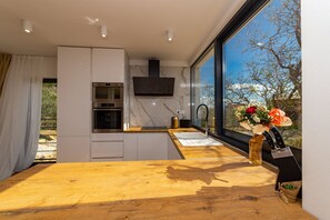 Kühlschrank, Mikrowelle, Ofen, Herdplatte