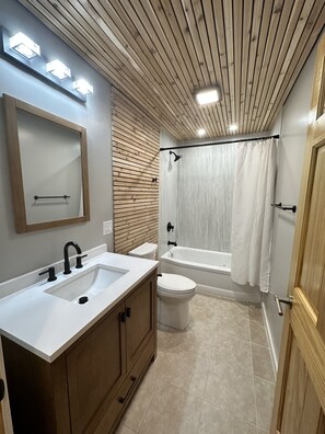 Appartement Majestueux | Salle de bain | Ensemble douche/baignoire, articles de toilette de luxe