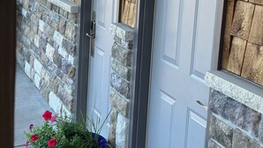 A house with three doors labeled 16, 15, and 17. - North Coast Place (Marquette)