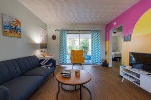 Een televisie en een kantoor