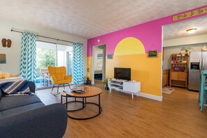 Een televisie en een kantoor