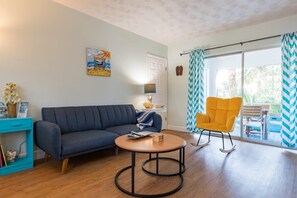 Una televisión, una oficina