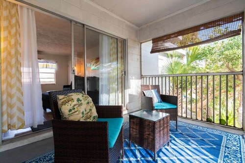 Classic Beachside Escape - 1 Min Walk to Beach!