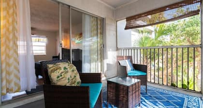 Classic Beachside Escape - 1 Min Walk to Beach!