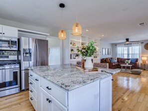 Køleskab, mikrobølgeovn, ovn, kogeplade