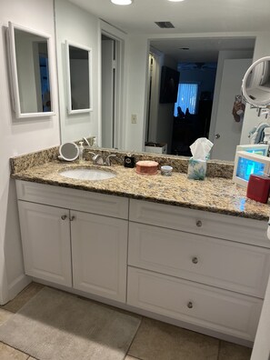 Combined shower/bathtub