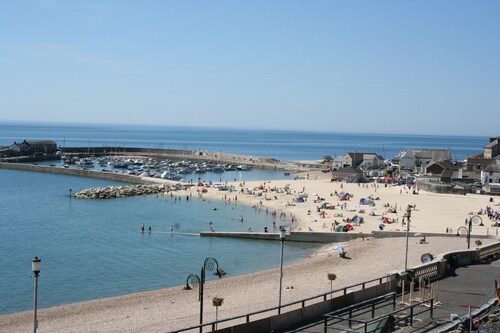 Wagon House sleeps 4, two bedrooms. Near Jurassic coast.