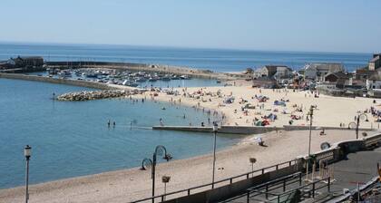 Wagon House sleeps 4, two bedrooms. Near Jurassic coast.