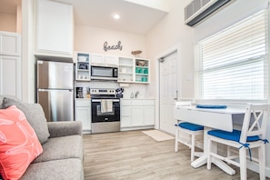 Condo, Berbilang Katil, Kitchen, Beach View | Ruang tamu | 40 inci televisyen dengan kabel