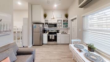 Kondominium, Beberapa Tempat Tidur, dapur, pemandangan pantai | Dapur pribadi | Lemari es, microwave, oven, dan kompor