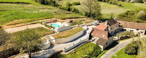 Spacious Renovated Farmhouse with Swimming Pool - Sleeps 14